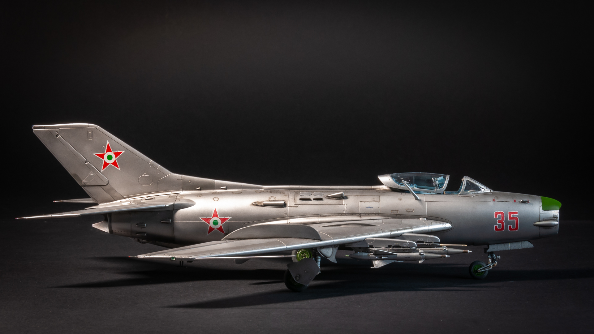 Trumpeter #02804 1/48 méretarányú MiG-19PM típusú második generációs vadászgép jobb oldalézete