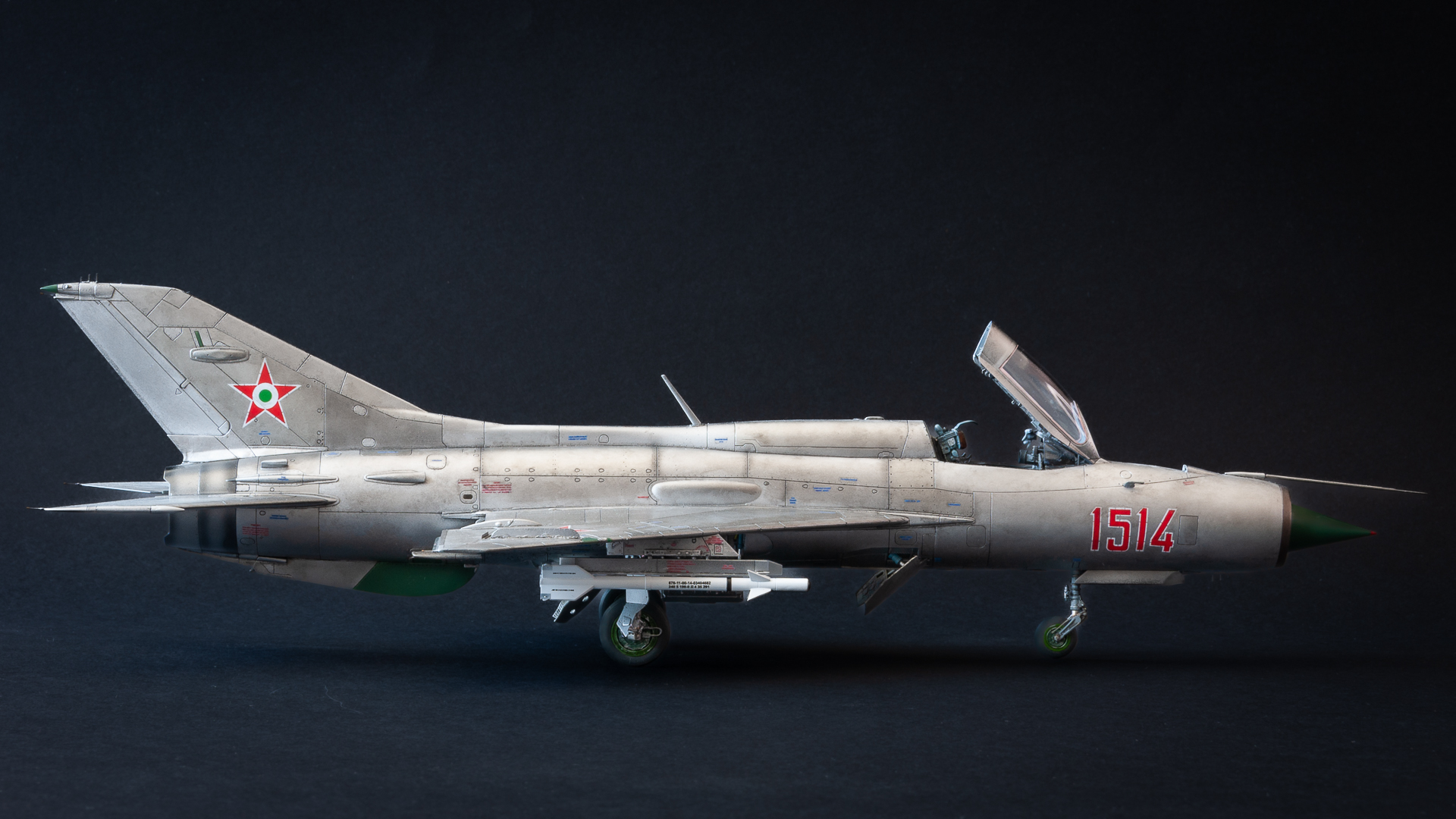 Eduard #8236 1/48 méretarányú MiG-21PF típusú második generációs vadászgép jobb oldalnézete