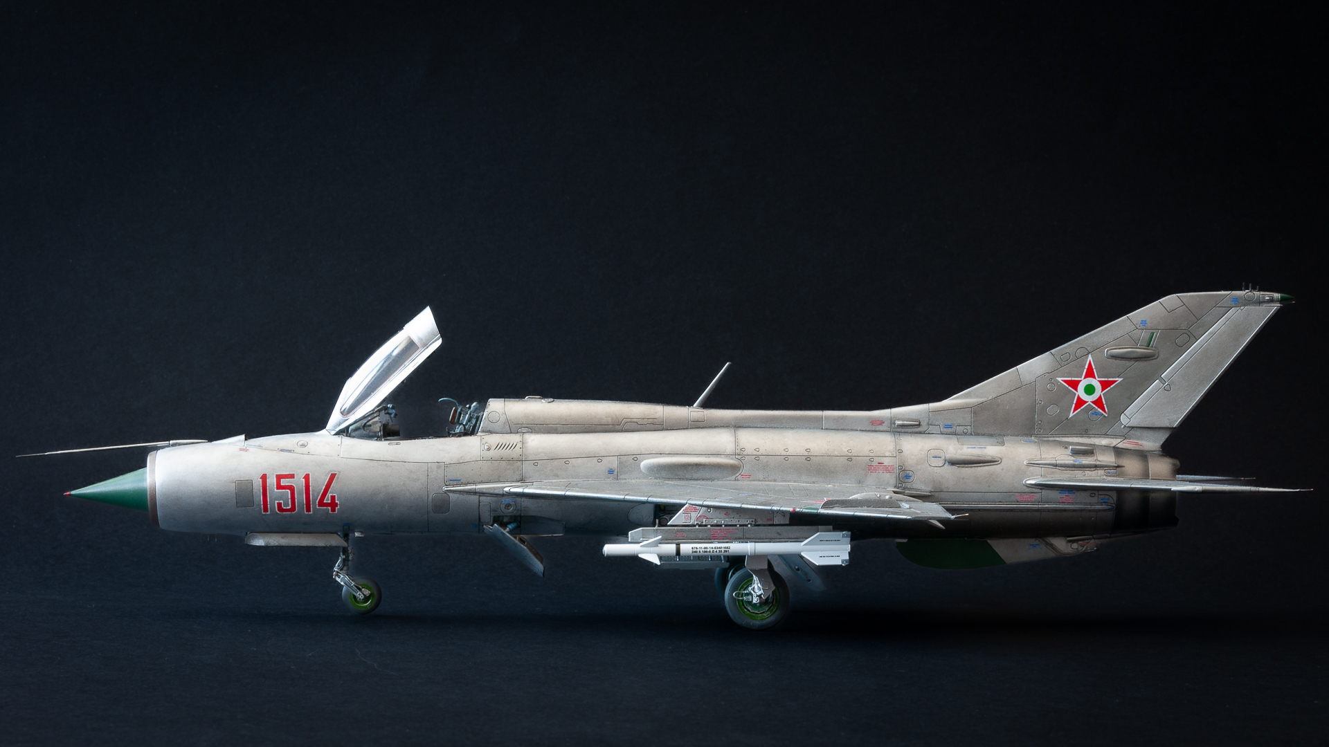Eduard #8236 1/48 méretarányú MiG-21PF típusú második generációs vadászgép bal oldalnézete