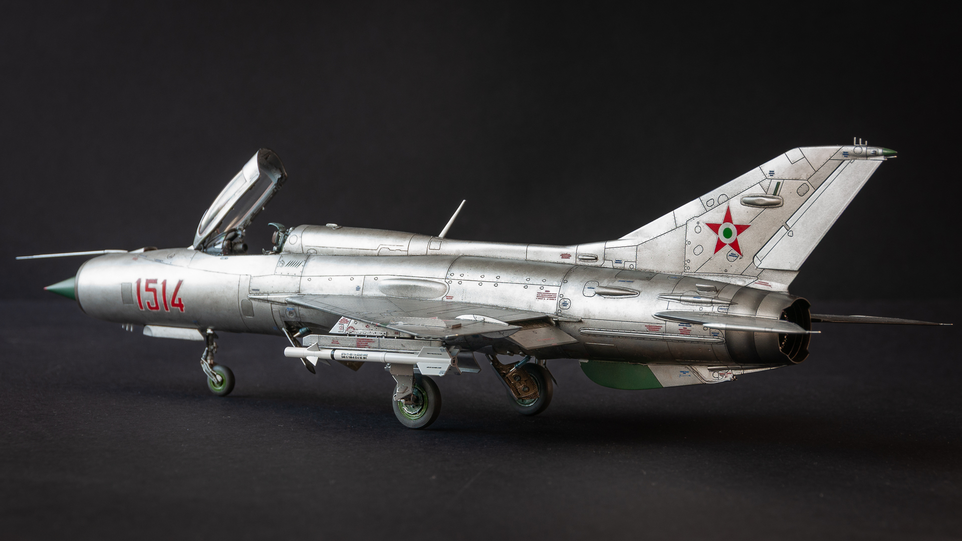 Eduard #8236 1/48 méretarányú MiG-21PF típusú második generációs vadászgép bal oldalnézete