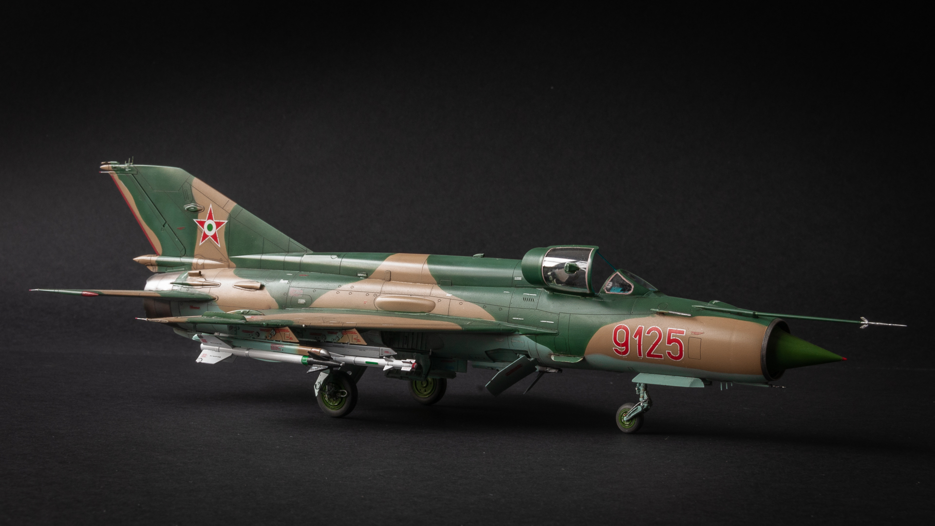 Eduard #11135 1/48 méretarányú MiG-21bis 75AP típusú második generációs vadászgép elölnézete