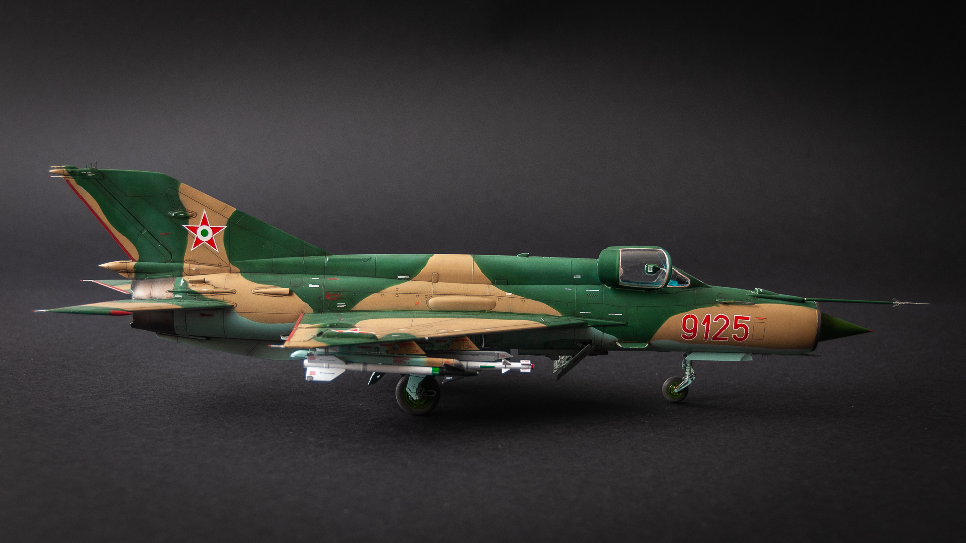 Eduard #11135 1/48 méretarányú MiG-21bis 75AP típusú második generációs vadászgép jobb oldalnézete
