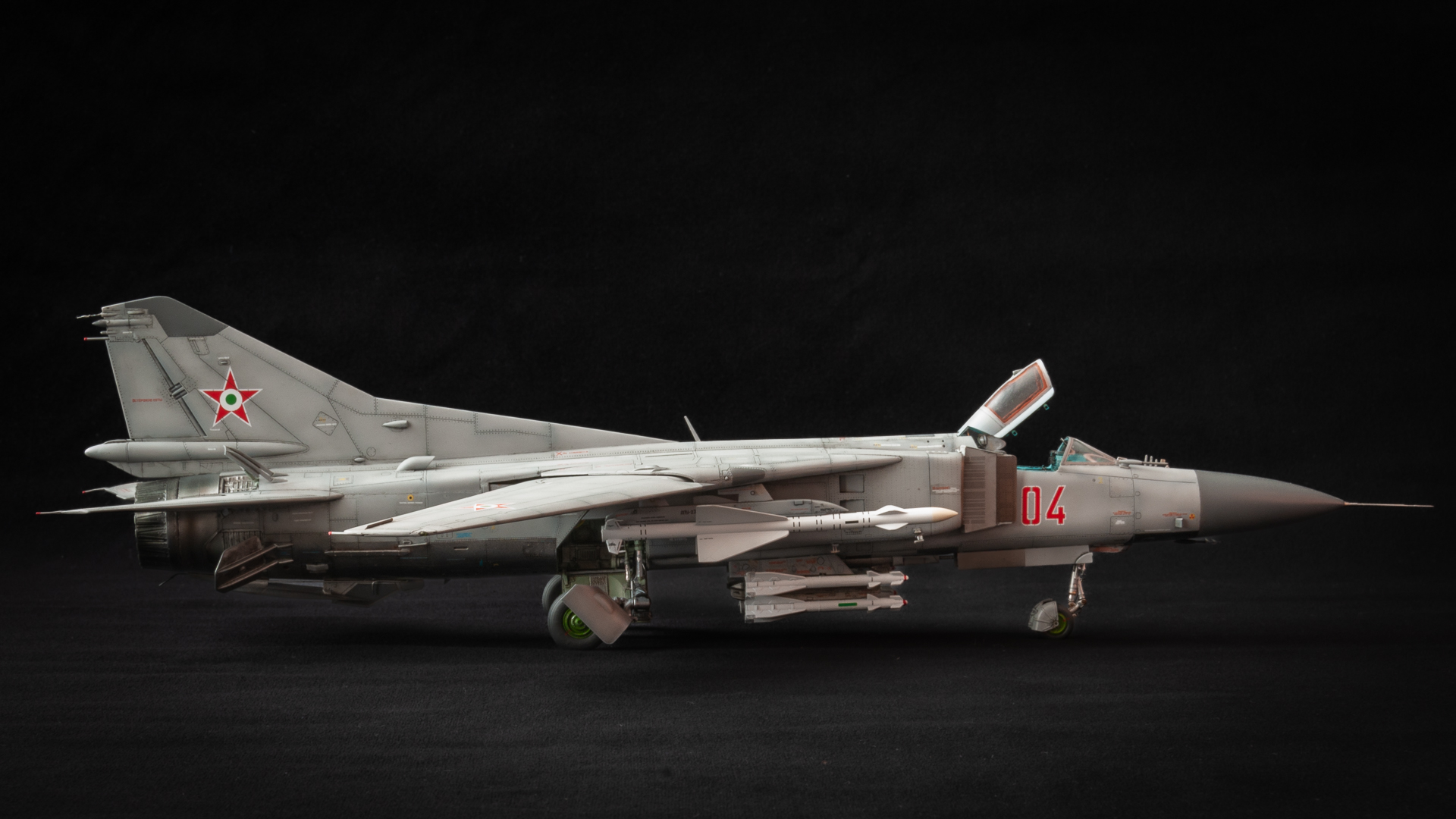 Trumpeter #02854 1/48 méretarányú MiG-23MF típusú harmadik generációs vadászgép jobb oldalnézete