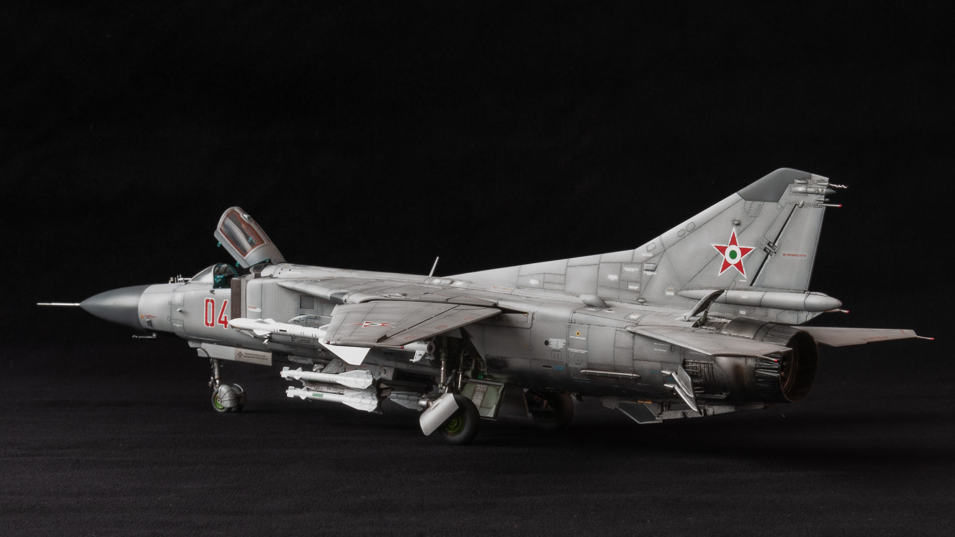 Trumpeter #02854 1/48 méretarányú MiG-23MF típusú harmadik generációs vadászgép bal oldalnézete